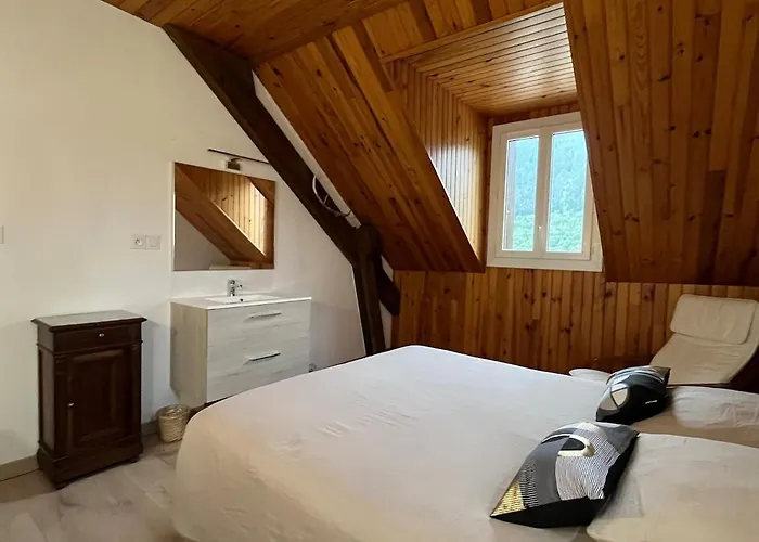 Апартаменты 4 Chambres, Sejour, Cuisine Кастийон-де-Ларбуст